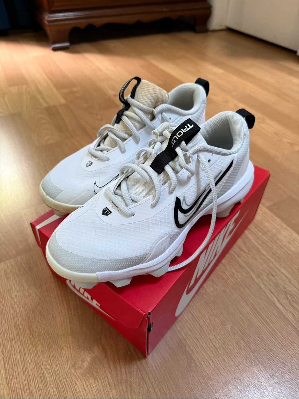 Nike Kids White and Black Baseball cleats US 6Y